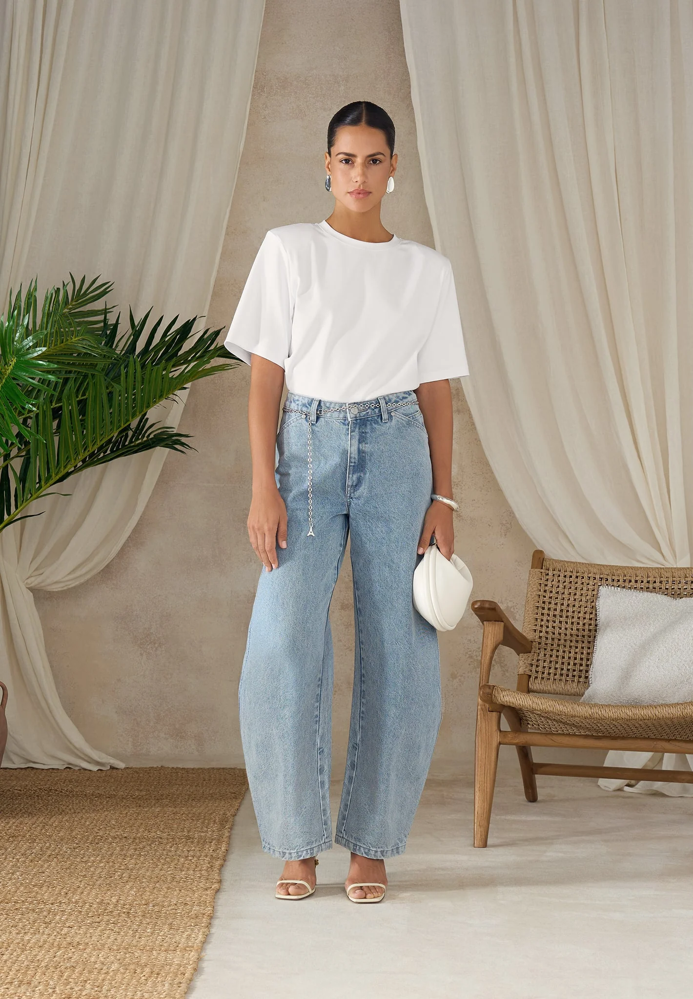 Enora - Hourglass Jean With Chain - Mid Blue - Image 2